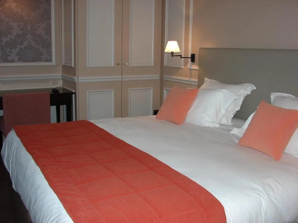 Hotel De L'Universite Paris 3*,
