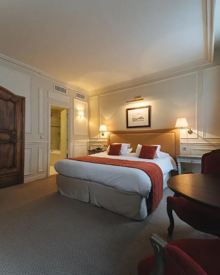 ***  Hotel De L'Universite Paris France