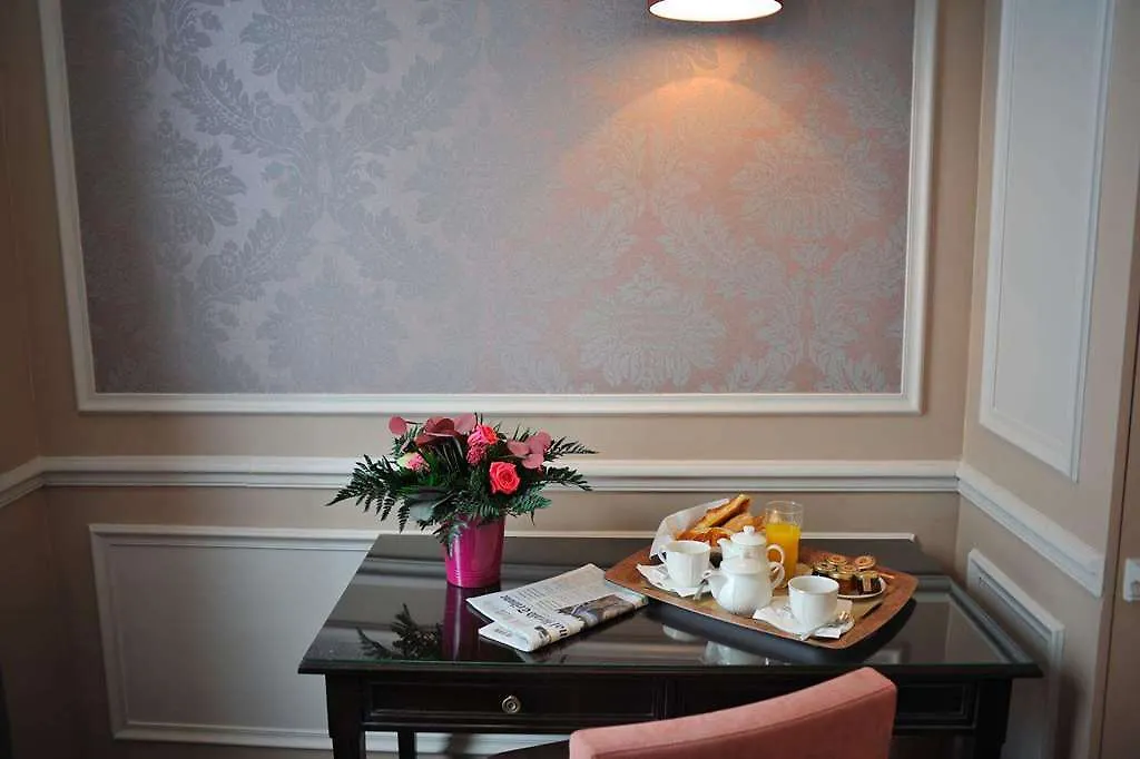 Hotel De L'Universite Paris 3*,