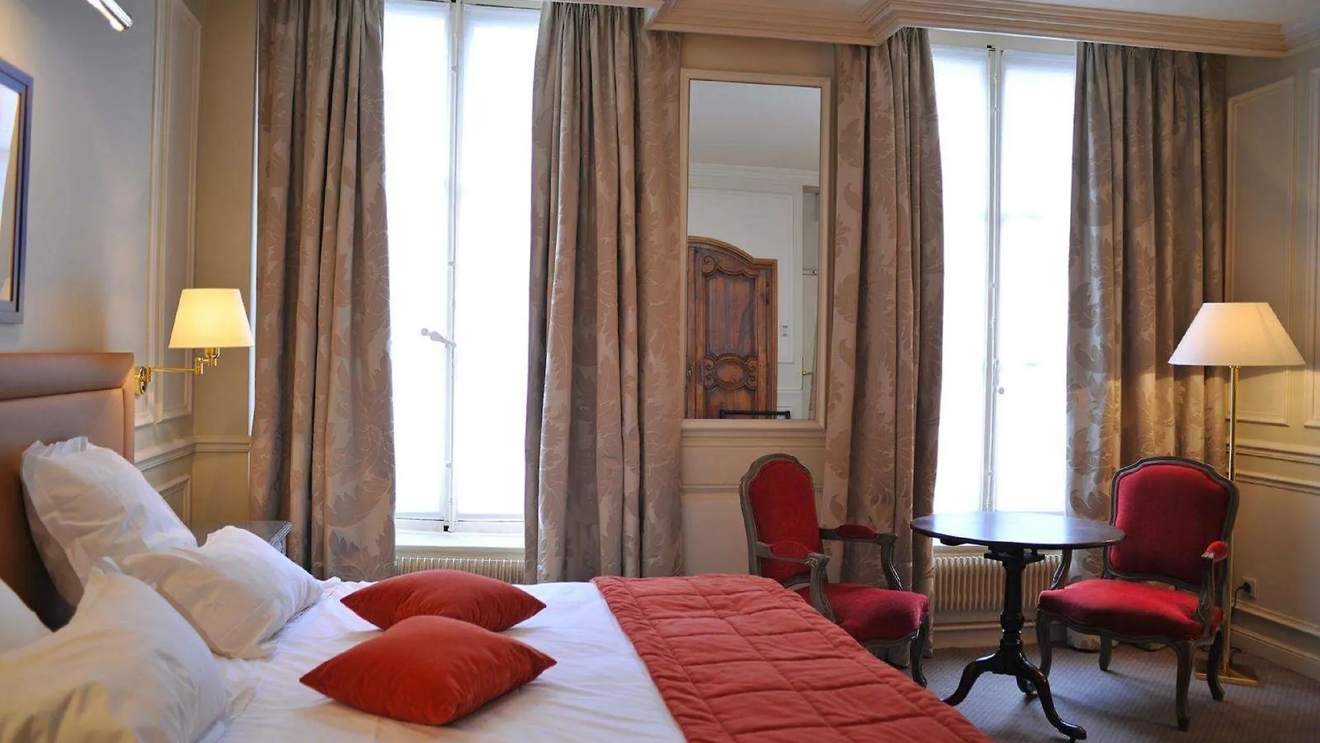 Hotel De L'Universite Paris 3*,